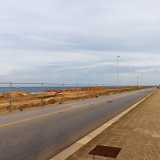 Sulla nostra sinistra invece la costa continua a essere recintata con escavatori, operai e macchine edili all�opera. Il progetto del parco prevede che proprio questo punto diverr� il nuovo polo della balneazione di Bari in continuit� con l�adiacente Torre Quetta 